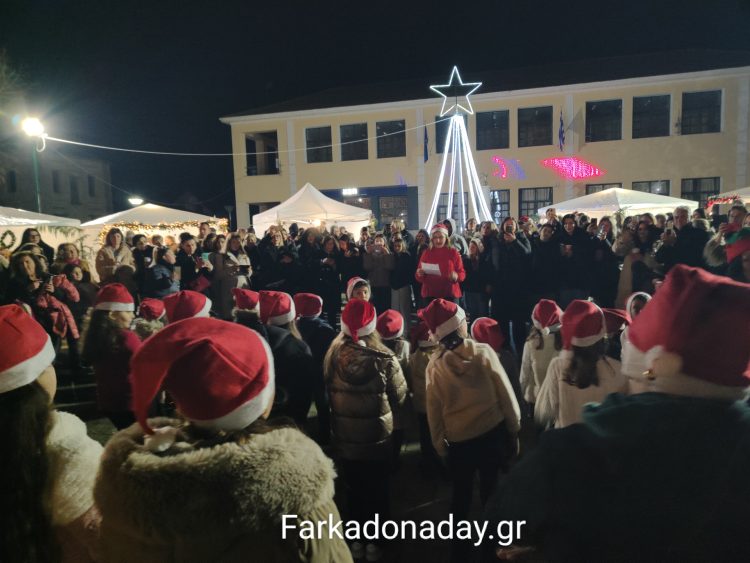 Σε γιορτινή ατμόσφαιρα η φωταγώγηση του χριστουγεννιάτικου δέντρου στην Οιχαλία