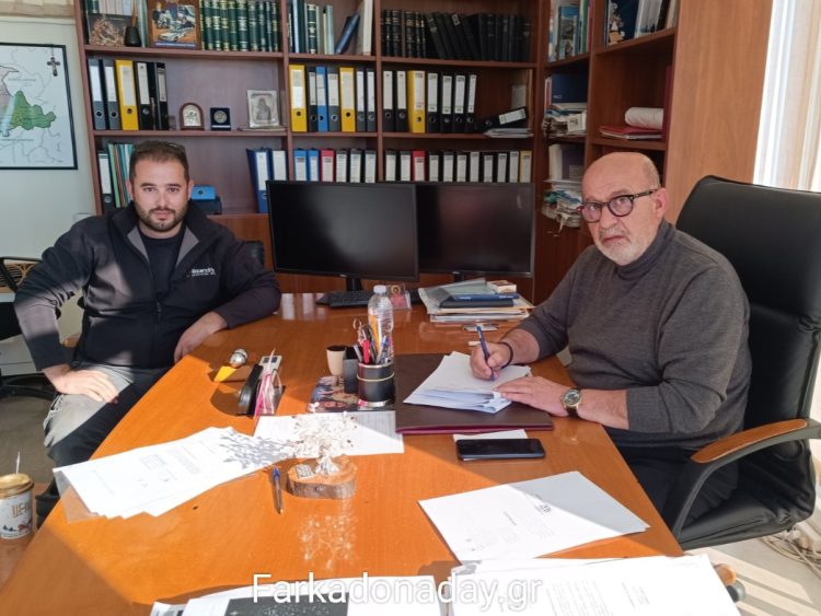 Υπεγράφη από τον Δήμαρχο Φαρκαδόνας η σύμβαση απομάκρυνσης φερτών υλικών και απορριμμάτων
