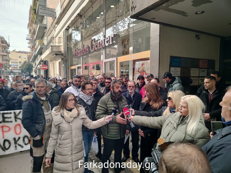 Τρακτέρ στην πλατεία Τρικάλων και πορεία προς τα βουλευτικά γραφεία