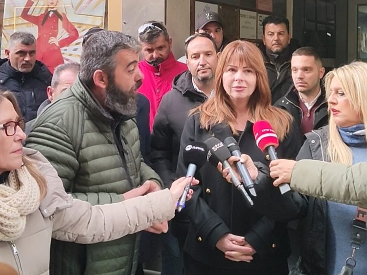 Έντονος διάλογος αγροτών με την Κατερίνα Παπακώστα