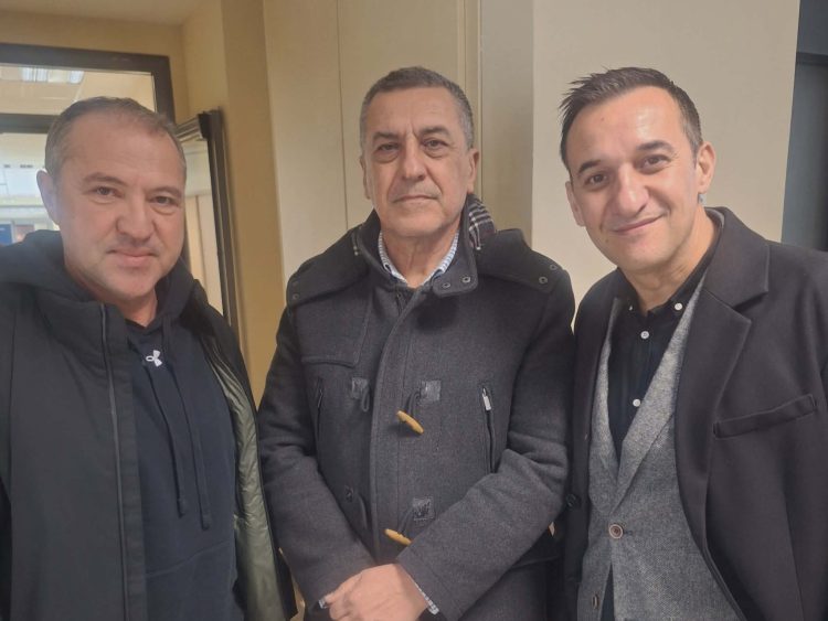 Παραμονή Πρωτοχρονιάς με χαμόγελα… και πολιτικά μηνύματα