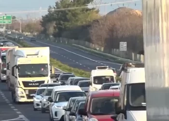 Ταλαιπωρία δίχως τέλος για τους ταξιδιώτες των Χριστουγέννων – Εκτροπές, παρατημένα τρακτέρ και ουρές χιλιομέτρων