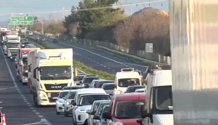 Ταλαιπωρία δίχως τέλος για τους ταξιδιώτες των Χριστουγέννων – Εκτροπές, παρατημένα τρακτέρ και ουρές χιλιομέτρων