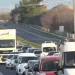 Ταλαιπωρία δίχως τέλος για τους ταξιδιώτες των Χριστουγέννων – Εκτροπές, παρατημένα τρακτέρ και ουρές χιλιομέτρων
