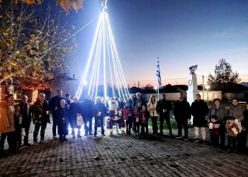 Φωταγώγηση χριστουγεννιάτικου δέντρου στην Παναγίτσα με γλυκίσματα από τον Άγιο Βασίλη