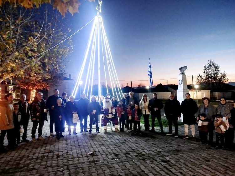 Φωταγώγηση χριστουγεννιάτικου δέντρου στην Παναγίτσα με γλυκίσματα από τον Άγιο Βασίλη
