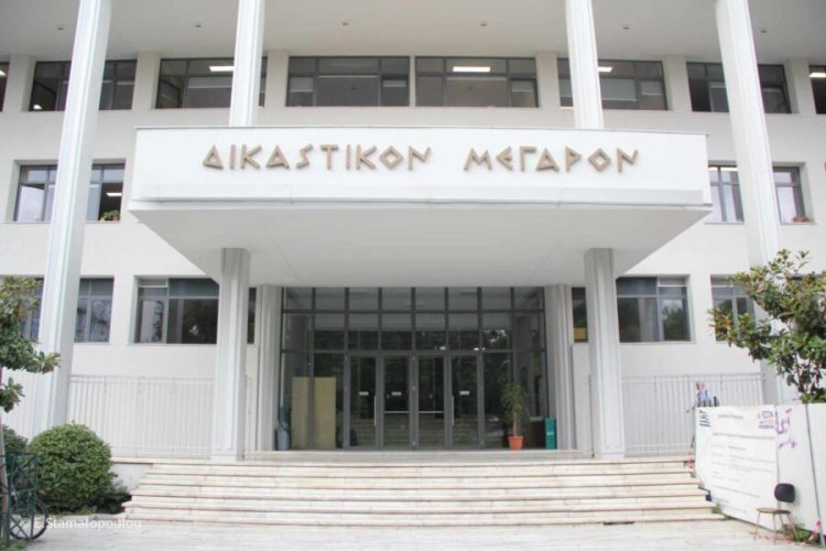 Δίκη Τεμπών: Αλληλεγγύη αγροτών, «εμπόδια» αστυνομίας σε συγγενείς θυμάτων