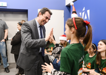 Τα Χριστουγεννιάτικα κάλαντα δέχτηκε ο Σκρέκας στα κεντρικά γραφεία της Νέας Δημοκρατίας