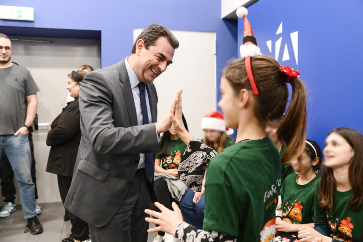 Τα Χριστουγεννιάτικα κάλαντα δέχτηκε ο Σκρέκας στα κεντρικά γραφεία της Νέας Δημοκρατίας