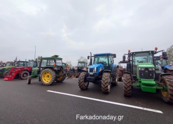 Δυναμικό μπλόκο αγροτών στον Ε65 με πάνω από 100 τρακτέρ από τα χωριά της Φαρκαδόνας
