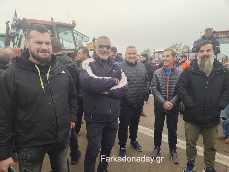 Δυναμικό μπλόκο αγροτών στον Ε65 με πάνω από 100 τρακτέρ από τα χωριά της Φαρκαδόνας
