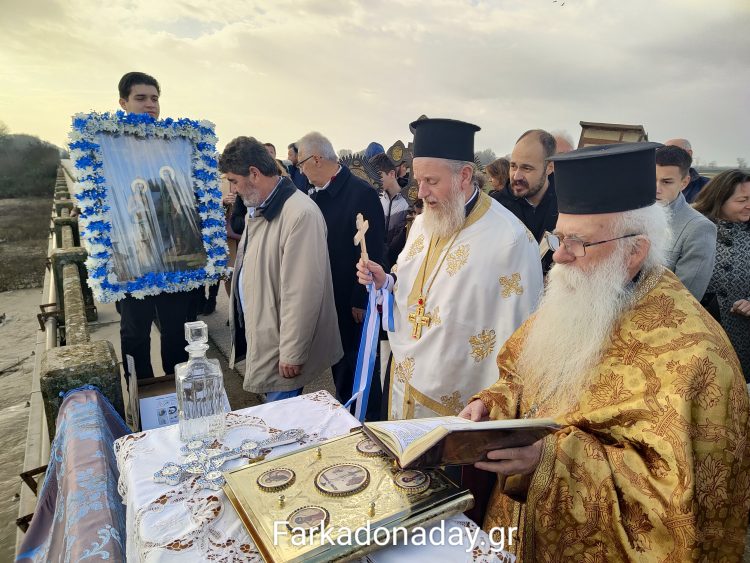 Φαρκαδόνα | Η κατάδυση του Τιμίου Σταυρού στα νερά του Πηνειού