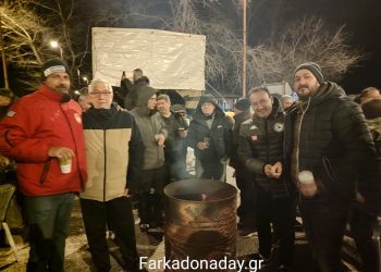 Αγρότες στο μπλόκο Μουργκάνιου παρά το κρύο