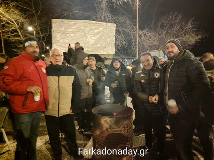 Αγρότες στο μπλόκο Μουργκάνιου παρά το κρύο