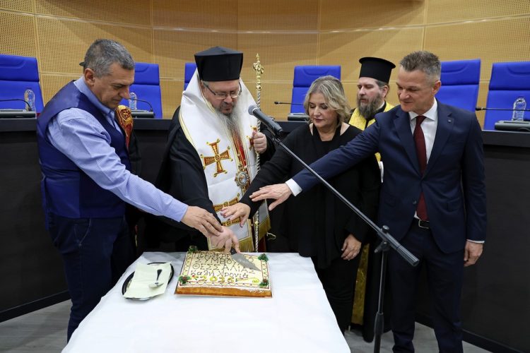 Το Περιφερειακό Συμβούλιο έκοψε την πρωτοχρονιάτικη πίτα του