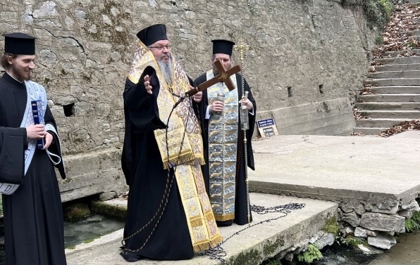 Μετά από τρία χρόνια τελέστηκε η Κατάδυση του Τιμίου Σταυρού στα Τέμπη
