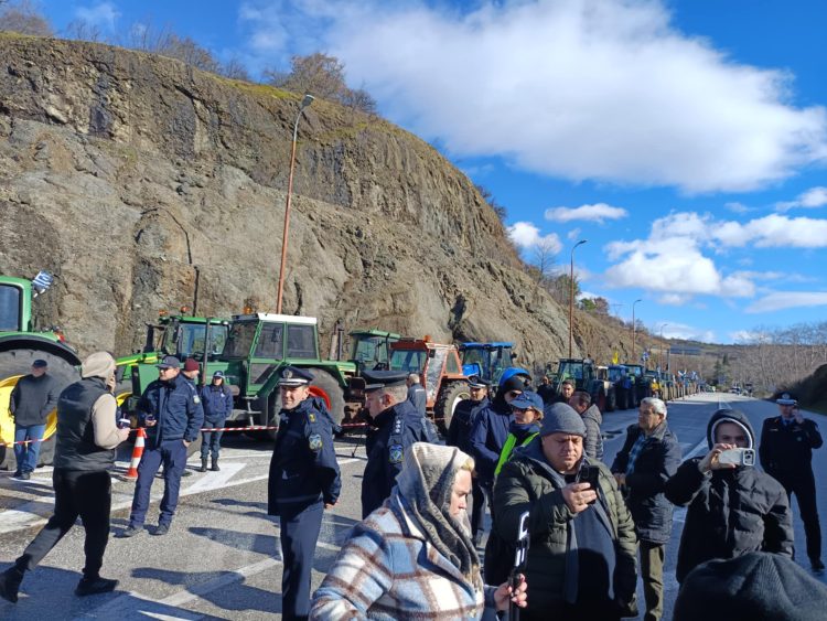 «Μπλόκο» στο Μουργκάνι για 48 ώρες!! Οι αγρότες σταματούν τις νταλίκες, περνούν τα Ι.Χ.