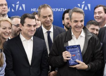 Ο  Σκρέκας υποδέχθηκε τον  Μητσοτάκη στα κεντρικά της ΝΔ για την κοπή της βασιλόπιτας