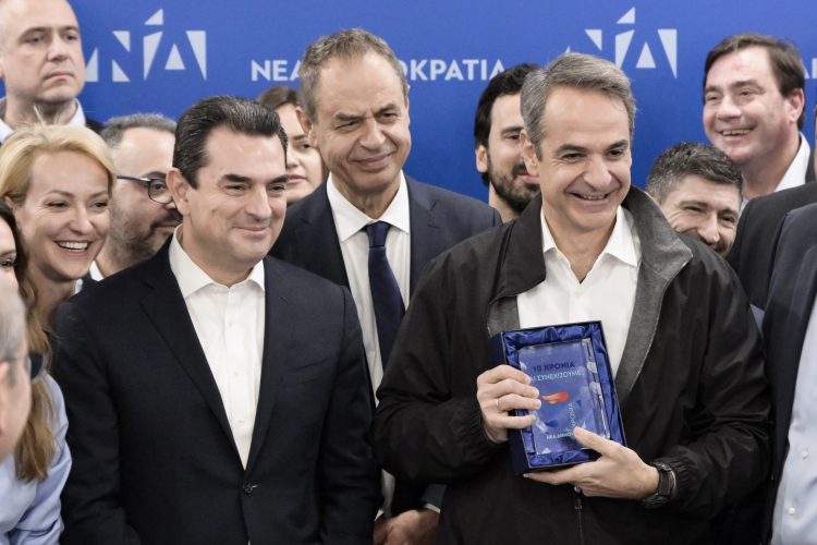 Ο Σκρέκας υποδέχθηκε τον Μητσοτάκη στα κεντρικά της ΝΔ για την κοπή της βασιλόπιτας