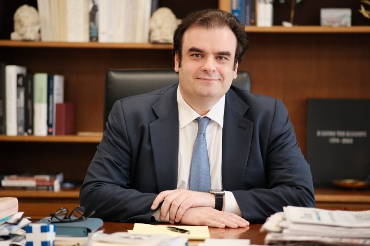 Πιερρακάκης: Αυξήσεις έως 300€ στους μισθούς – Σήμερα φαίνονται οι ελαφρύνσεις στη μισθοδοσία