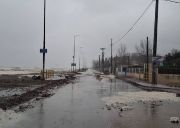 Σαρωτικό πέρασμα της κακοκαιρίας: Η θάλασσα βγήκε στη στεριά στον Αγιόκαμπο