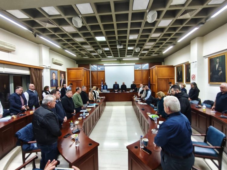 Ένός λεπτού σιγή στη μνήμη των αδικοχαμένων εργατριών της βιομηχανίας ΒΙΟΛΑΝΤΑ από το Δημοτικό Συμβούλιο Τρικκαίων