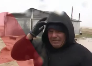 Αγιόκαμπος: Παντοπώλης ξέσπασε σε κλάματα που είδε την περιουσία του να καταστρέφεται από την κακοκαιρία