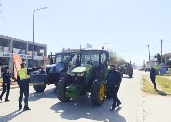 Λάρισα: Τρακτέρ επιχείρησαν να προσεγγίσουν το ξενοδοχείο όπου θα μιλήσει ο πρωθυπουργός – Τους απέκλεισε η αστυνομία (βίντεο)