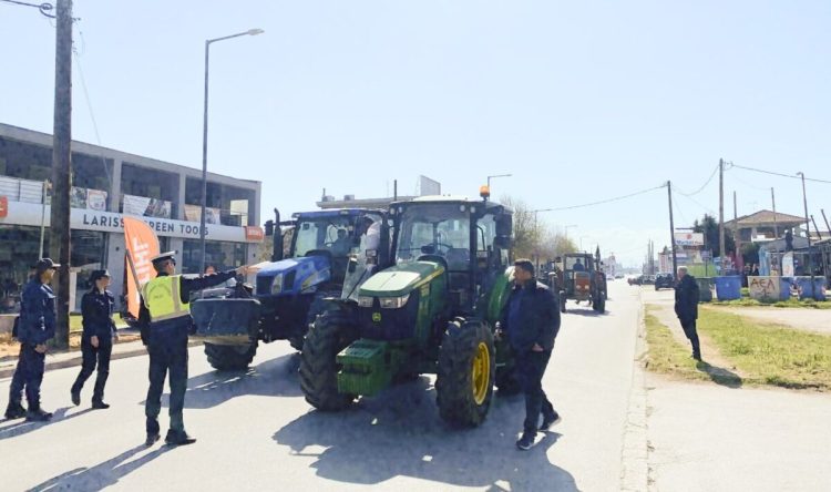 Λάρισα: Τρακτέρ επιχείρησαν να προσεγγίσουν το ξενοδοχείο όπου θα μιλήσει ο πρωθυπουργός – Τους απέκλεισε η αστυνομία (βίντεο)