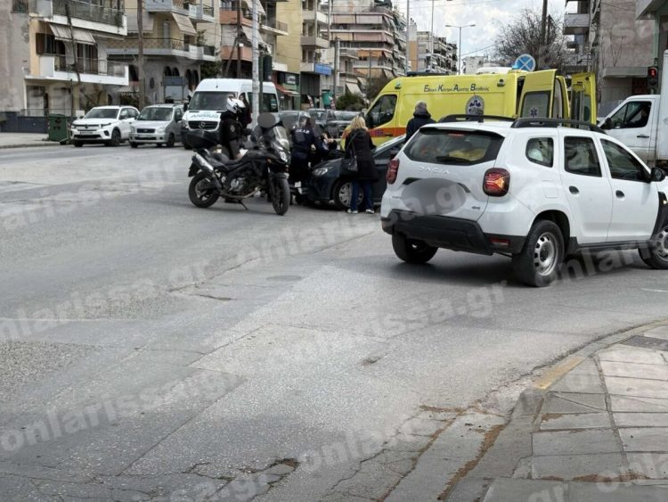 Λάρισα: Αυτοκίνητο παρέσυρε άνδρα με ποδήλατο – Εκσφενδονίστηκε πάνω στο παρμπρίζ