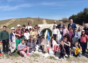 «Ρίζες Μνήμης και Ελπίδας»: Μαθητές της Π.Ε. Τρικάλων δενδροφυτεύουν στο «Άλσος Αγνοουμένων Κύπρου 1974