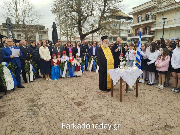 Επιμνημόσυνη δέηση και κατάθεση στεφάνων στη Φαρκαδόνα για την 25η Μαρτίου