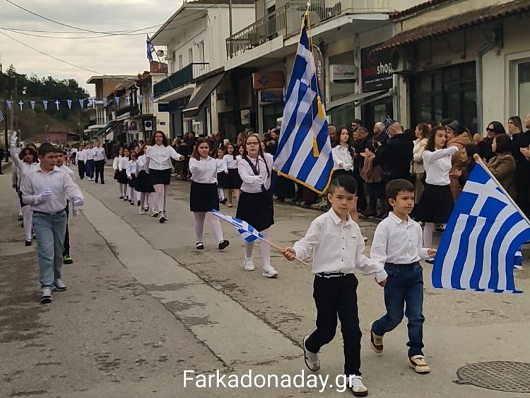 Η μαθητιώσα νεολαία της Φαρκαδόνας σήκωσε τη σημαία ψηλά με λεβεντιά και υπερηφάνεια!