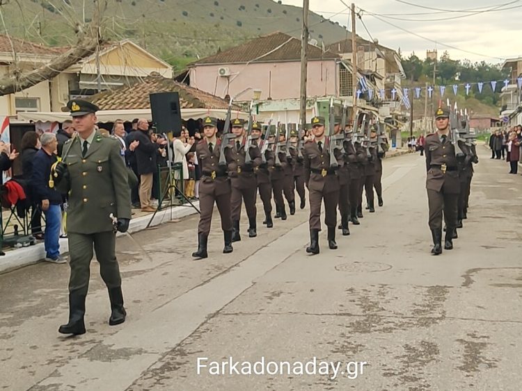 Η μαθητιώσα νεολαία της Φαρκαδόνας σήκωσε τη σημαία ψηλά με λεβεντιά και υπερηφάνεια!