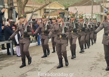 Η μαθητιώσα νεολαία της Φαρκαδόνας σήκωσε τη σημαία ψηλά με λεβεντιά και υπερηφάνεια!