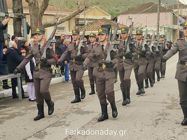 Η μαθητιώσα νεολαία της Φαρκαδόνας σήκωσε τη σημαία ψηλά με λεβεντιά και υπερηφάνεια!