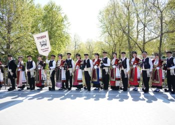 Τρεις μήνες έχει η Άνοιξη και τρεις το Καλοκαίρι…