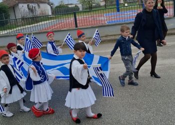 Οι μαθητές του Νηπιαγωγείου Πετροπόρου τίμησαν τους ήρωες του 1821