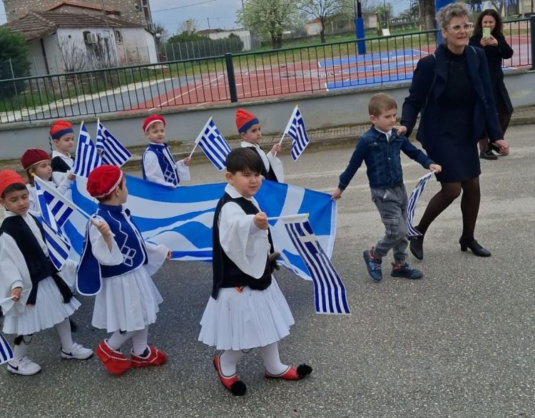Οι μαθητές του Νηπιαγωγείου Πετροπόρου τίμησαν τους ήρωες του 1821