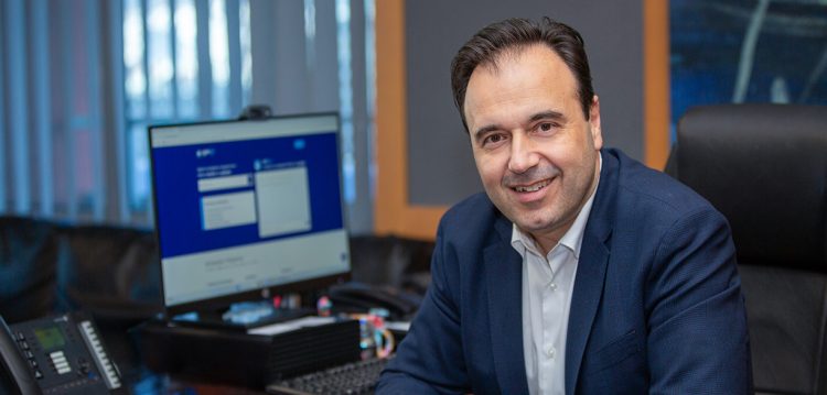 Δημήτρης Παπαστεργίου: «Θέλουμε παιδιά που να μεγαλώνουν φυσιολογικά, όχι μόνο μέσα από τις οθόνες