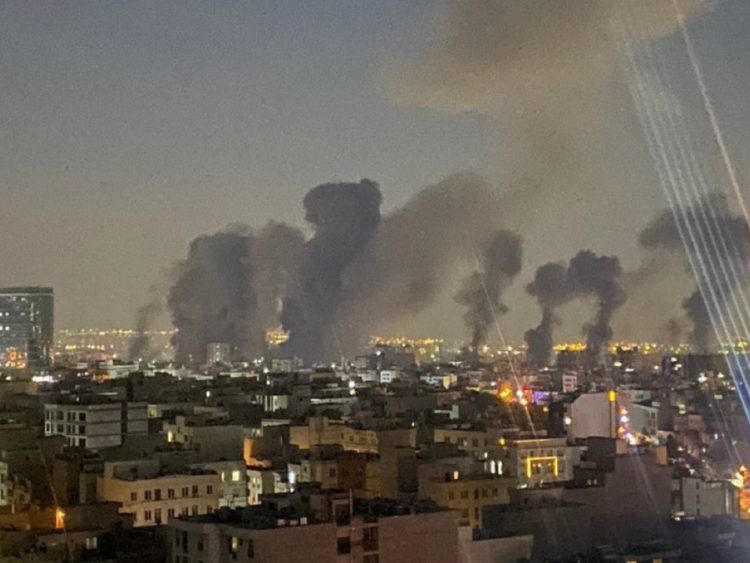 Ιράν: Σφοδροί βομβαρδισμοί στην Τεχεράνη – «Έτοιμοι για παρατεταμένο πόλεμο» δηλώνουν οι Φρουροί της Επανάστασης