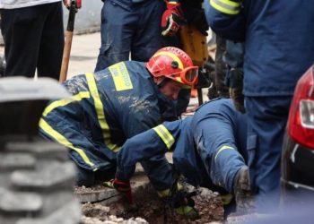 Συναγερμός στην Πυροσβεστική: Άνδρας έπεσε σε φρεάτιο στη Λάρισα