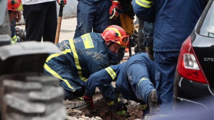 Συναγερμός στην Πυροσβεστική: Άνδρας έπεσε σε φρεάτιο στη Λάρισα