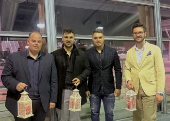 Πιστοί στην παράδοση οι νεαροί της Φαρκαδόνας μετέφεραν το Άγιο Φως