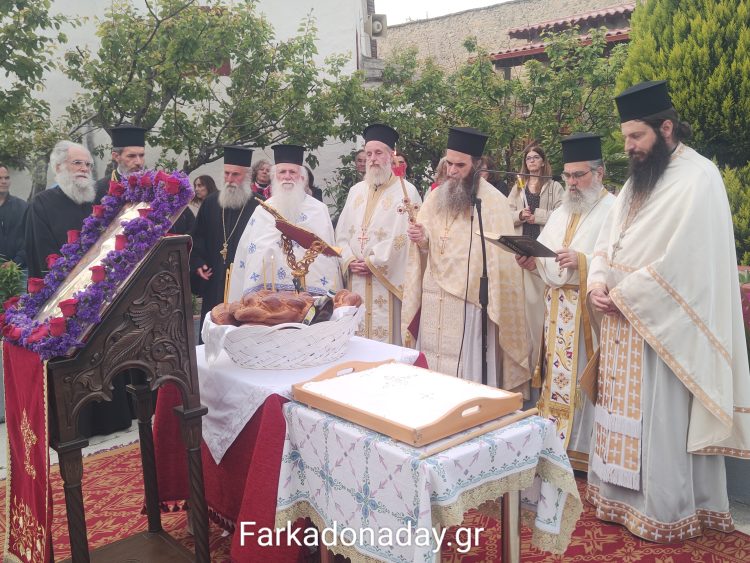 Με λαμπρότητα ο Εσπερινός στη Μονή Ζωοδόχου Πηγής στην Παναγίτσα