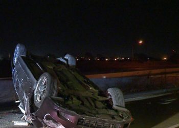 Αυτοκίνητο προσέκρουσε σε σηματοδότη και ανετράπη στα Τρίκαλα – Τραυματίας ο οδηγός