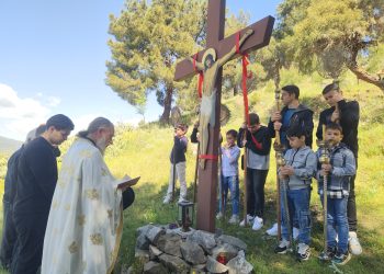 Συγκινητικές στιγμές στην αναπαράσταση της Αποκαθήλωσης του Κυρίου στους πρόποδες του Ακαμάτη (βίντεο)