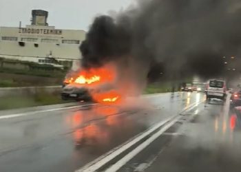 Λαμπάδιασε Ι.Χ. στη Λάρισα… Πυροσβεστική επενέβη στην καταρρακτώδη βροχή