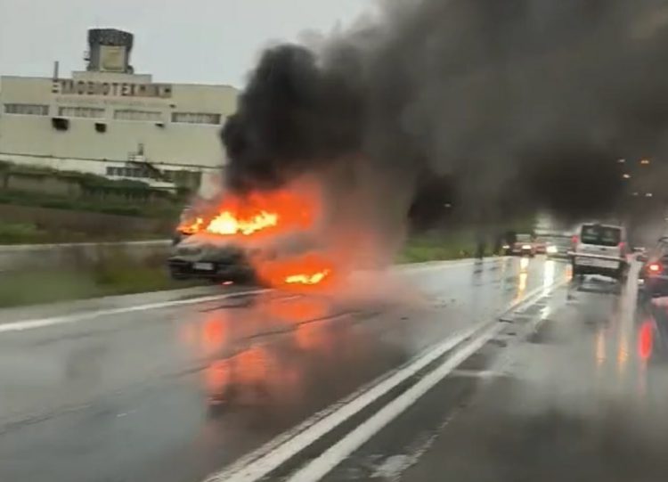 Λαμπάδιασε Ι.Χ. στη Λάρισα… Πυροσβεστική επενέβη στην καταρρακτώδη βροχή