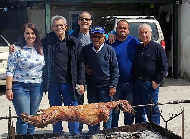 Πάσχα με φίλους και συγγενείς στο Κριτσίνι για τον τραγουδιστή Γιώργο Μαργαρίτη